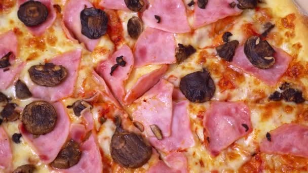 Pizza zblízka. rotující horká pizza — Stock video