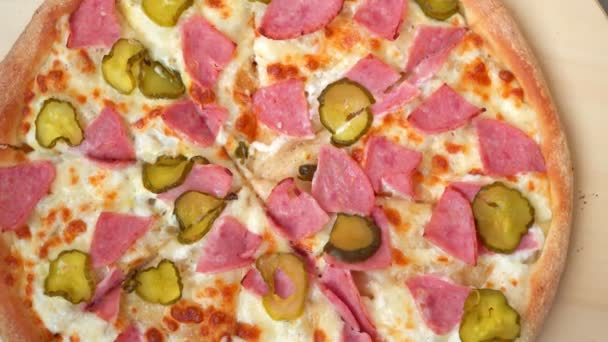 Піца крупним планом. обертається гаряча піца — стокове відео