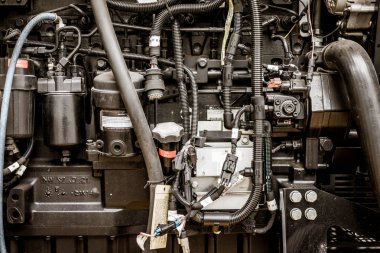 Kullanılmış eski arabalar biraz ağır motor ve yağ lekeleri.