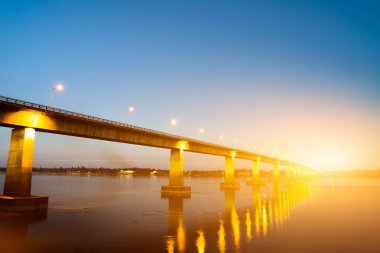 Tayland güzel ışıkları ile süslenmiş sabah güneşin altında Nehri Köprüsü.