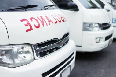 Hastalara yardım sağlamak için birlikte beyaz ambulans Park.