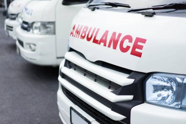 Ambulans birlikte hastanede hastalara yardım sağlamak için park..
