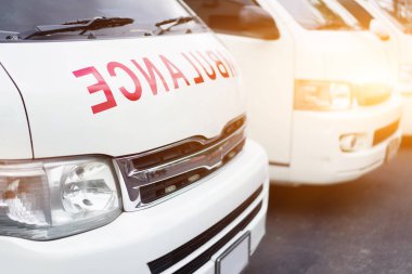 Ambulans birlikte güneş ışığı üzerinde hastalara yardım sağlamak için park..