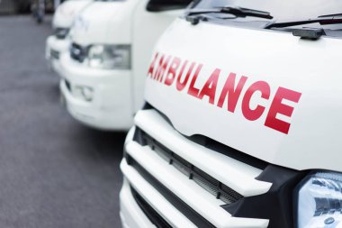 Hastane parkl hastalarda için yardım sağlamak için birlikte ambulans Park.