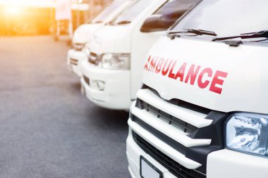 Yolda birlikte hastalara yardım sağlamak için ambulans Park.