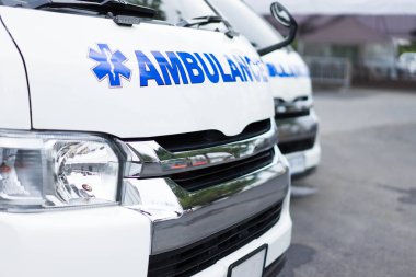 Ambulans mavi birlikte hastalara yardım sağlamak için park..