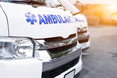 Ambulans mavi birlikte hastalara yardım sağlamak için park..