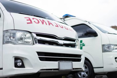 İki ambulans ile hastaneye hasta bakımı.