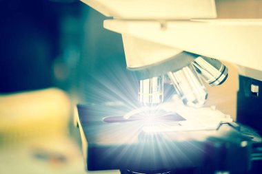 Mikroskop bilim laboratuarı ve Parlatıcı özel şey parlıyor.