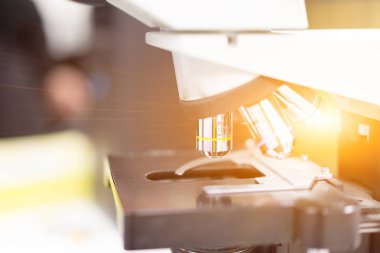 Mikroskop bilim laboratuarında özel şey içinde güneş parlıyor.