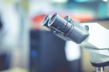 bilimsel bir laboratuvar mikroskop yeni bir bulma kullanır.