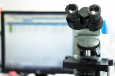 özel bir şey nesnesini bulmak için bir bilim laboratuarı mikroskobu.