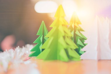 Noel ağacı parlak yeşil kağıt paketler güneş ışığı altında.