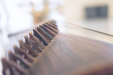 Akşam prova odasında müzik aletleri.