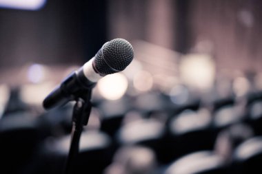 Seminerde sahnede mikrofon.