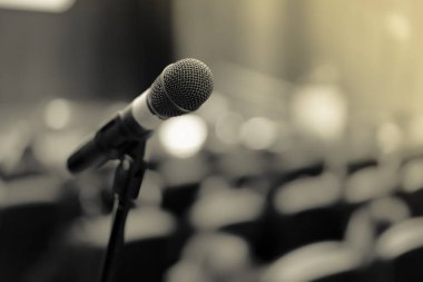 Seminerde sahnede mikrofon.