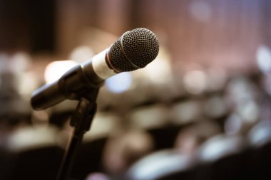 Seminerde sahnede mikrofon.