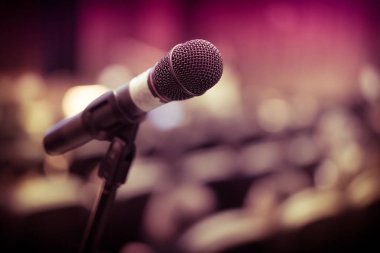 Seminerde sahnede mikrofon.
