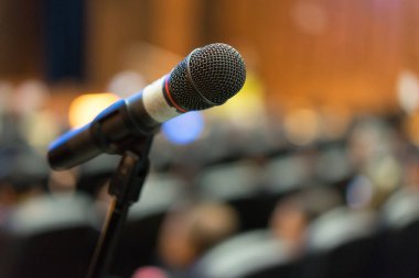 Seminerde sahnede mikrofon.
