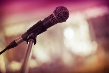 Mikrofon konserinde büyük sahne alanı'ndaki alışveriş merkezi.