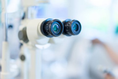 Yakında gelecek için yeni bir şey bulmak için bir bilim laboratuarı mikroskobu.