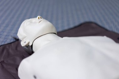 Hastanede diriliş eğitim için kullanılan insan modeli.