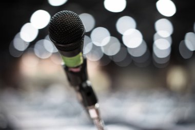 Mikrofon konserinde büyük sahne alanı'ndaki alışveriş merkezi.