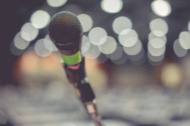 Mikrofon konserinde büyük sahne alanı'ndaki alışveriş merkezi.