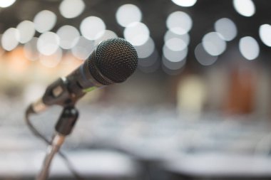 Mikrofon konserinde büyük sahne alanı'ndaki alışveriş merkezi.