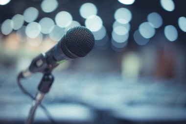 Mikrofon konserinde büyük sahne alanı'ndaki alışveriş merkezi.