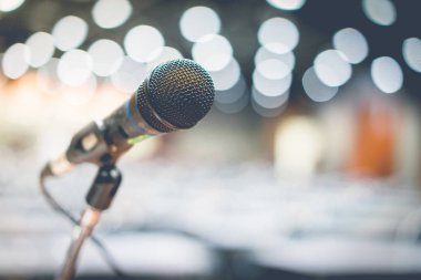 Mikrofon konserinde büyük sahne alanı'ndaki alışveriş merkezi.