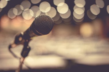 Mikrofon konserinde büyük sahne alanı'ndaki alışveriş merkezi.