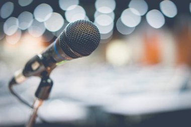 Mikrofon konserinde büyük sahne alanı'ndaki alışveriş merkezi.