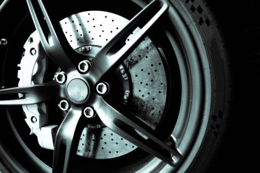 Büyük lüks spor otomobil tekerlek yarış pisti gece karanlığında.