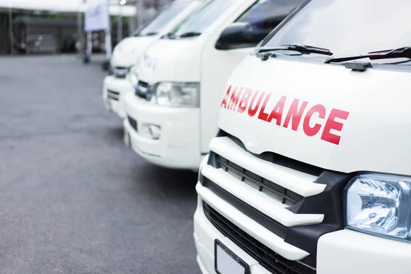 Yolda birlikte hastalara yardım sağlamak için ambulans Park.