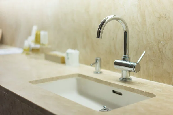 Tarih gece city Hotel'deki lüks banyo lavabo.