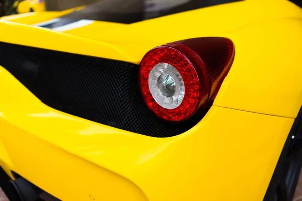 Süper Bir Araba Evin Garajında Park Sarı Renklerde Yüklenir — Stok fotoğraf