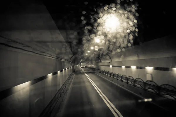 Auto Tunnel Scuro Notte Viaggiando Sul Bersaglio Tono Bianco Nero — Foto Stock