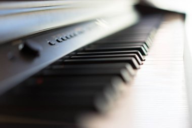Piyano melodi klasik oynamak müzisyenler için bekliyor.