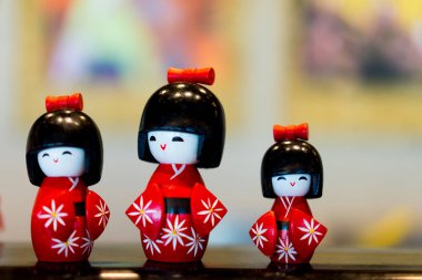 Japon bebek şirin bir gülümseyen kadın kostümleri.