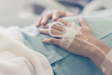 Annenin elleri tuzlu çözüm hastane yatağında doğumdan sonra bağlı idi.