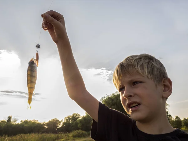 Jongen Demonstreert Gevangen Een Draaiende Baars Lucht Achtergrond — Stockfoto