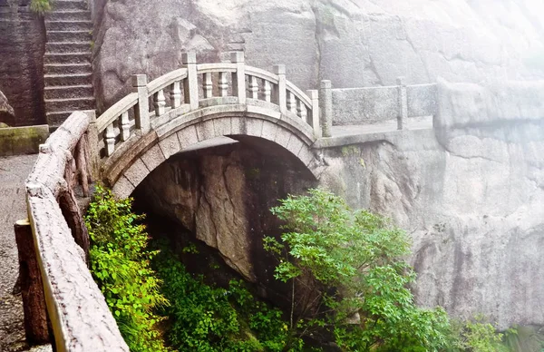 Ponte Pedra Nebuloso Nas Montanhas Huangshan China — Fotografia de Stock