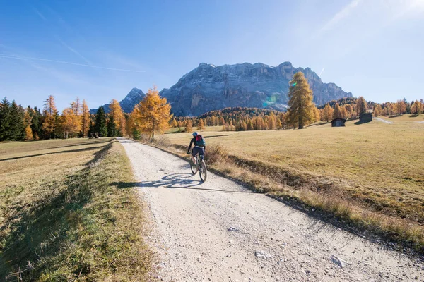 Bicicleta Montanha Mulher Dolomites Tirol Sul Itália — Fotografia de Stock