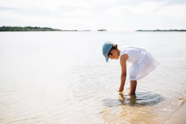 Mädchen Strand Spielen Ufer Des Wassers Noosa Heads Queensland Australien — Stockfoto