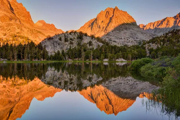 在第四湖的两个鹰峰反射的风景 英约国家森林 加利福尼亚州 — 图库照片