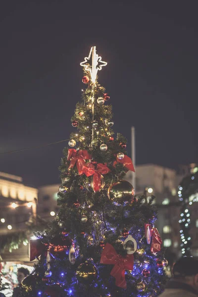 Χριστουγεννιάτικη Διακόσμηση Δέντρου Στο Δρόμο Νύχτα — Φωτογραφία Αρχείου