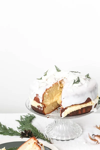 Close Christmas Coconut Sponge Cake Icing Cakestand Next Slice Cake — Stock Photo, Image