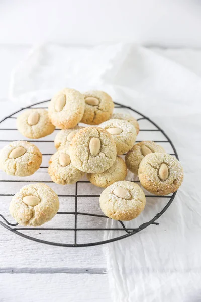 Миндаль Macaroons Стойке Охлаждения Вид Крупным Планом — стоковое фото