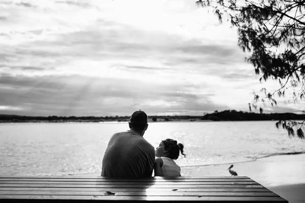 Father Daughter Sitting Sea Noosa Heads Queensland Australia — Stock Photo, Image